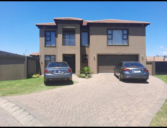 3 BEDROOM TOWNHOUSE FOR SALE IN VANDERBIJLPARK SW 5